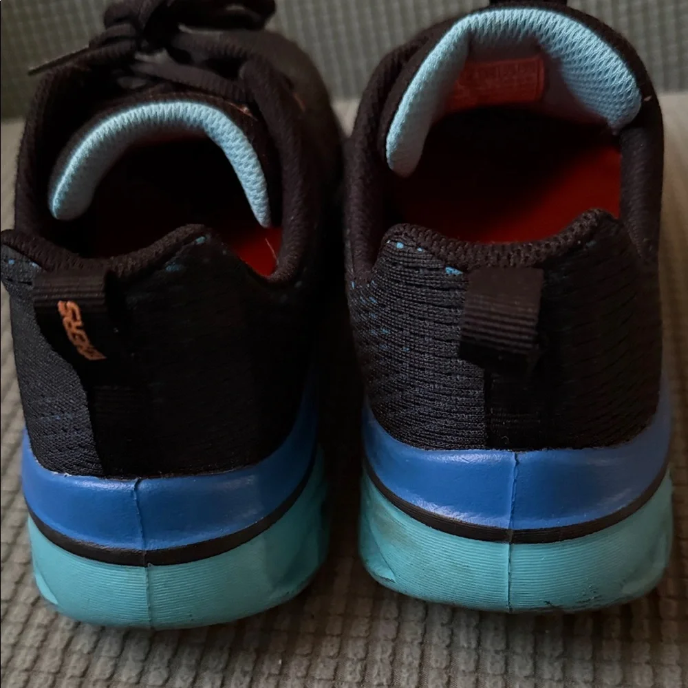 Skechers Boys Black and Blue Sneakers Size 4, Used
